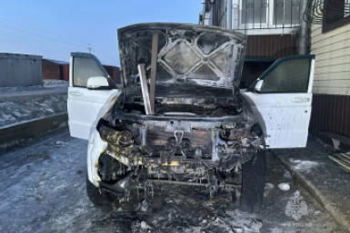 В Улан-Удэ сгорел автомобиль МЧС по Бурятии