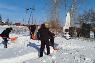 Школьники в Бурятии расчистили памятник ветеранам от снега