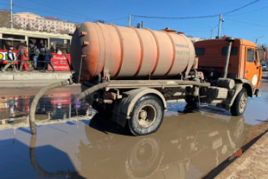 На дорогах Улан-Удэ борются со льдом и талой водой