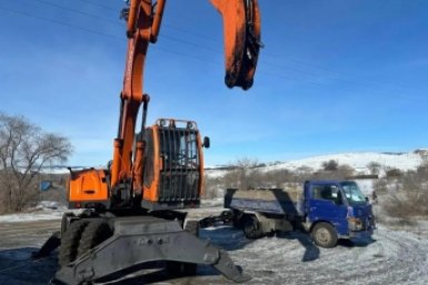 В Бурятии упавший ковш экскаватора насмерть придавил рабочего СК по Бурятии