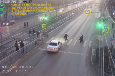 В Улан-Удэ пешеход бежал на красный свет и попал под машину Комитет по транспорту г. Улан-Удэ