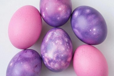 От розового до космического фиолетового: как покрасить яйца на Пасху без химии? Kandinsky (18+)