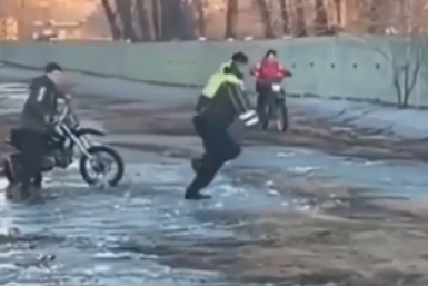 Подростки устроили гонки с полицией на питбайках в Улан-Удэ Кадр из видео