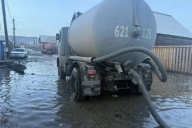 В Улан-Удэ откачивают талые воды с улиц и дворов администрация г. Улан-Удэ