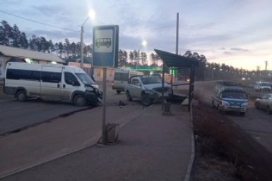 ДТП на остановке: в Улан-Удэ маршрутка столкнулась с внедорожником ГИБДД по Бурятии