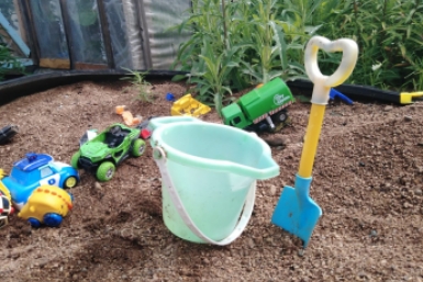 Юрист предупредил об ответственности за украшение клумб старыми игрушками Марина  Померанцева , ИА EAOMedia