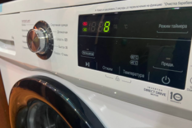 Зажимаю 2 кнопки – стиралка сама очищается от грязи и плесени: пахнет и сияет как новенькая
