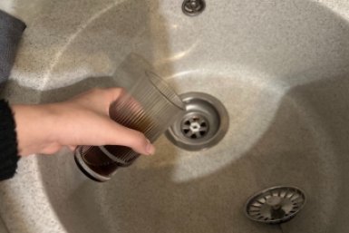 Этот дешевый порошок за 3 копейки прочистит слив за 30 минут – пробивает жир и волосы в трубах