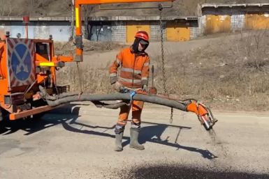 Дорожные ямы в Улан-Удэ за считанные минуты ремонтирует установка "Бецема"