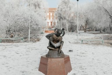 В Улан-Удэ появилась бронзовая скульптура "Каникулы"