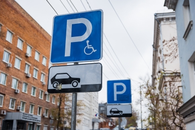 Депутат предложил проверять парковку для инвалидов по реестру, а не по наклейке