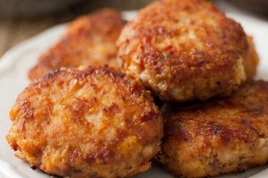 Не манка и не хлеб: добавьте в фарш этот продукт — и котлеты будут сочными и ароматными