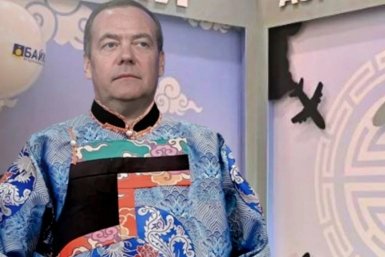 Дмитрия Медведева заметили в дэгэле в Улан-Удэ