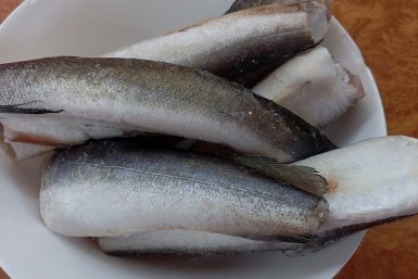 15 минут и готово: дедушка научил, как разморозить рыбу без потери качества — и никакой каши на сковороде