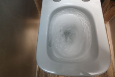 Не трите и не скребите: залейте это в унитаз на ночь - известковый налет с ржавчиной отвалятся сами