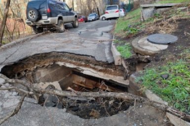 Асфальт внезапно провалился во дворах на улице Хабаровской во Владивостоке предоставлено местными жителями