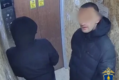 В Улан-Удэ двое напали и избили в подъезде прохожего