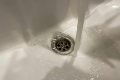 1/2 стакана в слив - засор мигом растворится: вантуз выбрасываем, химию не покупаем