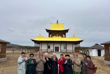 Группа бабушек из Еравнинского района стала первой участницей проекта &quotЕхэ гороо&quot — паломнического тура по 21 буддийской святыне Бурятии. Проект &quotЕхэ гороо&quot