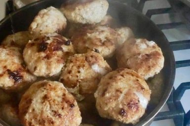 Бросьте 1 пачку в фарш перед жаркой - котлеты будут пышные как булочки: муки всего 2 ложки