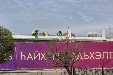 На скандальном недостроенном ТЦ в центре Улан-Удэ появились рабочие