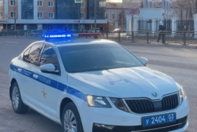 В Улан-Удэ ребенка сбил автомобиль, и мальчик отлетел на другую машину ГИБДД по Бурятии