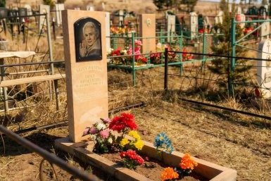 В Улан-Удэ установили портретную плиту на могиле Белоглазовой