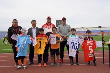 Юным футболистам в Улан-Удэ вручили майки звезд с автографами