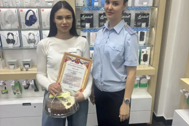 Менеджеры салона связи в Улан-Удэ спасли студентку от мошенников