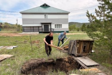 В Улан-Удэ убрали мусор у православного культурного центра