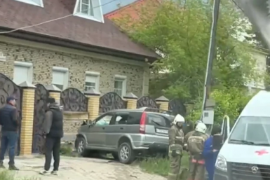 Японка снесла кирпичный забор жилого дома в Улан-Удэ — видео попало в соцсети