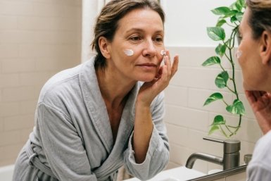 Даже дряблая кожа посвежеет и подтянется: уход для женщин 50+ — без инъекций и косметолога