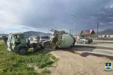 В Бурятии цементовоз опрокинулся из-за отказа тормозов