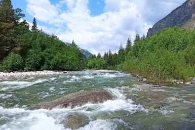 В Бурятии спасатели эвакуировали пострадавшую туристку у водопадов на Аршане