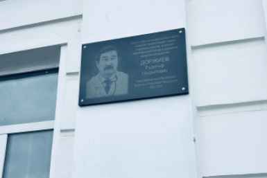 В Бурятии открыли мемориальную доску выдающемуся неврологу Рудольфу Доржиеву