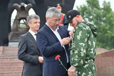 Ветеранов боевых действий почтили у мемориала "Чёрный тюльпан" в Улан-Удэ