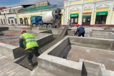 На Арбате в Улан-Удэ укладывают дождевые лотки и заливают клумбы