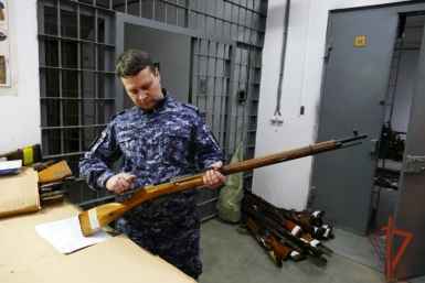 226 единиц оружия передали жители Иркутской области в зону СВО Управление Росгвардии по Иркутской области