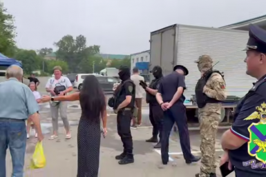 Рейд полиции Владивостока против нелегальной торговли Кадр из видео с тг-канала краевого УМВД (18+)