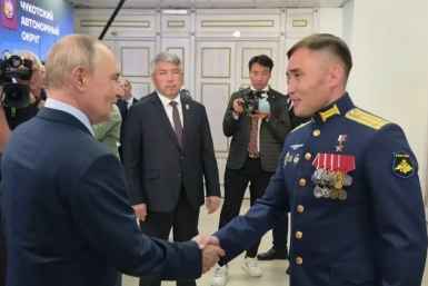 Президент Владимир Путин поддержал инициативу Героя России Дашибала Мункожаргалова о благоустройстве дворов и общественных пространств в военных городках соцсети А. Цыденова