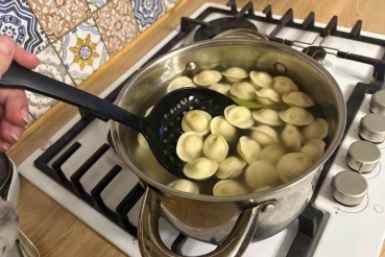 1 ложка на кастрюлю — и пельмени никогда не разварятся: вкус лучше даже у магазинных полуфабрикатов