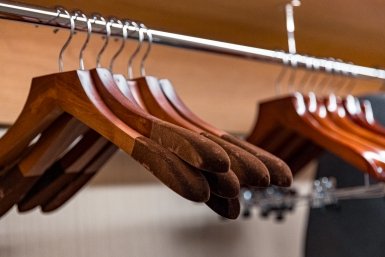 Надеваем на вешалку для одежды носок: вы так точно ещё не делали