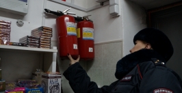 МЧС совместно с полицией проверили павильоны, где продают фейерверки в Улан-Удэ  Екатерина Демина ИА UlanMedia