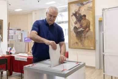 Сергей Аксенов проголосовал на выборах Соцсети С. Аксенова
