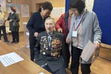 103-летний ветеран ВОВ проголосовал на выборах в Бурятии