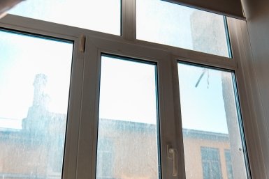 Зимой окна не заклеиваю: подсмотрела идею у северян — дома тепло даже в лютый мороз
