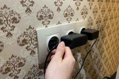 Срочно выдерните эти приборы из розетки: они "дерут" с вас деньги — вот как легко сэкономить на электроэнергии