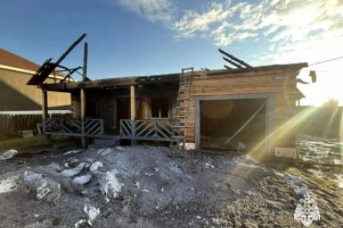 Крупный пожар двухэтажного дома в ДНТ Бурятии повредил четыре соседних дома