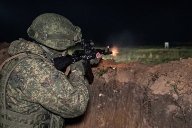 Мотострелки ВВО провели ночные стрельбы в Бурятии