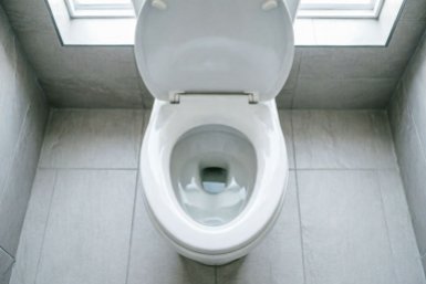 100 г на полстакана – и унитаз ослепительно белый: ни мочевого камня, ни ржавчины – даже в темноте светится